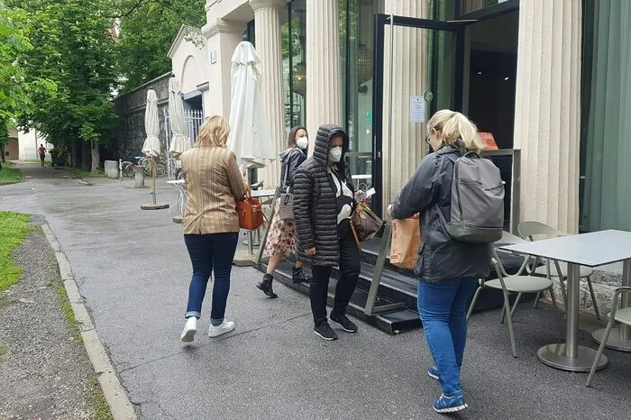 Im Café Promenade, einem der bekanntesten und beliebtesten Grazer Häuser, warteten kurz vor 9.00 Uhr schon die ersten Ausgehfreudigen geduldig vor den Säulen der neoklassizistischen Fassade. "Ah, Sie fotografieren den historischen Moment", sagte eine Dame zu einem jüngeren Herren, der sein Handy zückte, um den Moment des ersten Kaffeehauskaffees seit fast sieben Monaten festzuhalten.