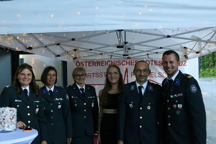 Die Ortsstelle des Roten Kreuzes, unter Ortsstellenleiter Manuel Lebenbauer (r.), lud zur traditionellen Ballnacht. 