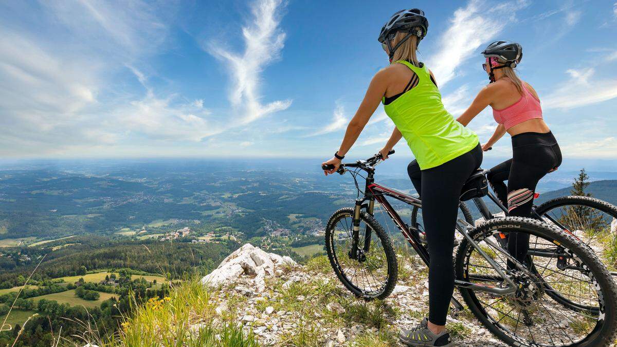 Mega Aussicht: Beim Biken am Schöckl genießen Sie einen 360 Grad-Rundumblick auf die Steiermark