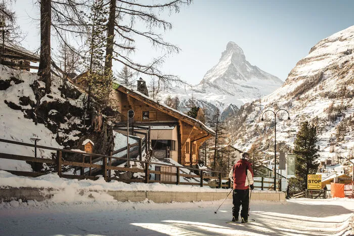 Der Ort Zermatt ist charakterisiert durch hölzene Häuschen, die an den Berghängen kleben. Der ganze Ort ist autofrei - es fahren nur Elektromobile und Fahrräder.