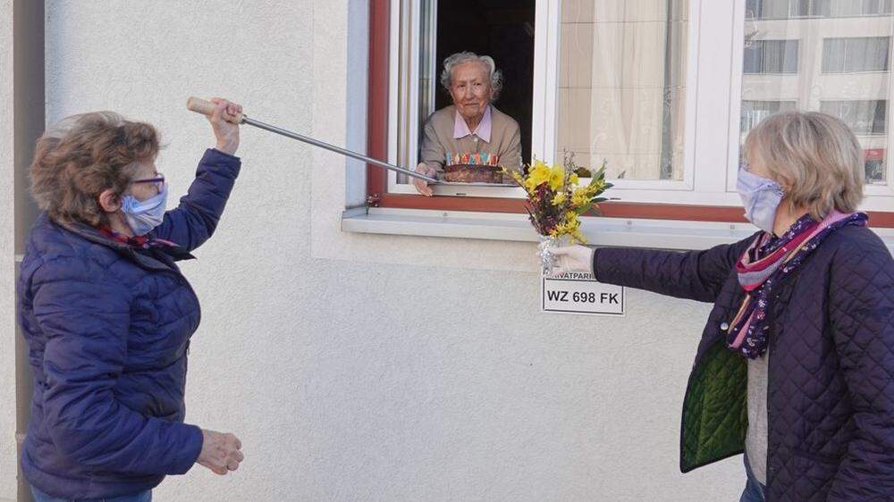 Martha Schlacher (links) und Sigrun Heran überraschten Irmgard Kamper zum 90. Geburtstag