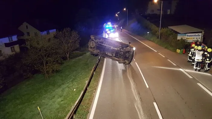 Ein Kleintransporter war von der Fahrbahn abgekommen.