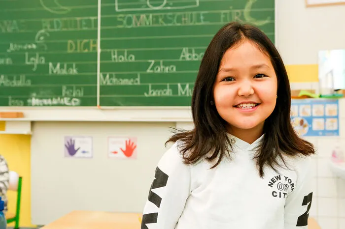 Nikafarin (8): "Die Schule ist lustig. Wir schreiben, rechnen und basteln. Am liebsten mag ich das Schreiben."