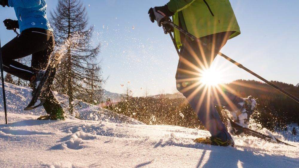 Das Schneeschuhwandern am Weissensee bietet eine klasse Alternative zum Eislaufen.
