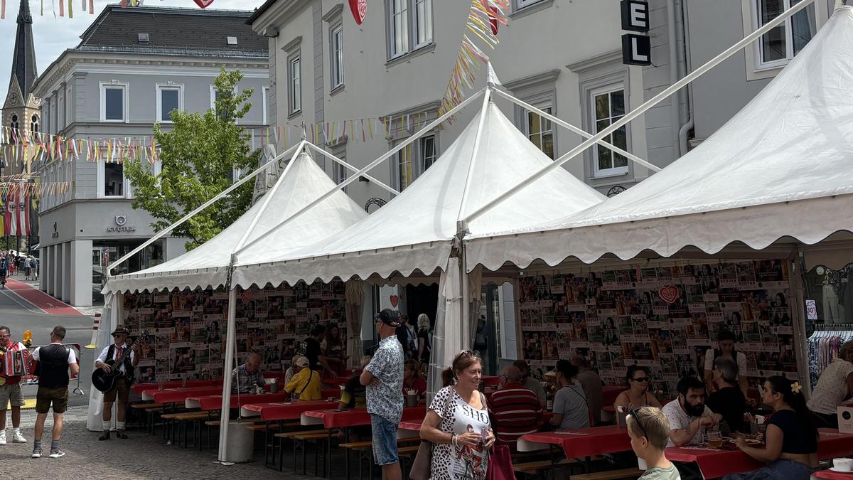 Im „Cotidiano“ am Hauptplatz wird das Bier im Lokal eingeschenkt, daher darf Budweiser verkauft werden