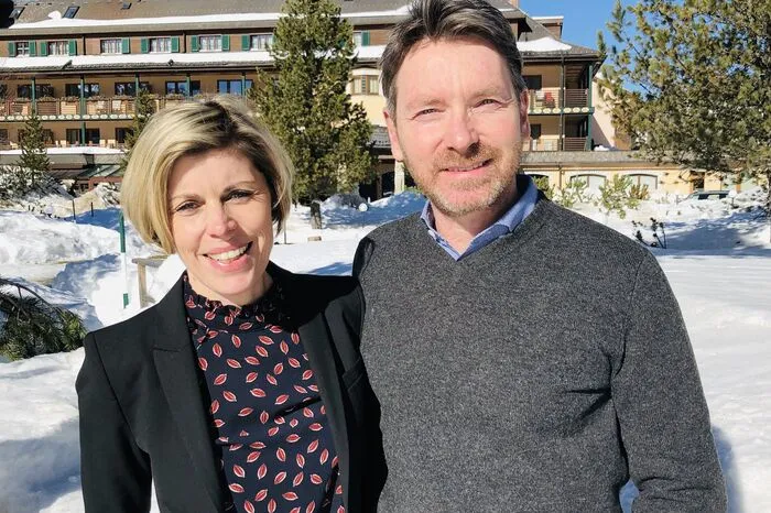 Die Chefs des Hotels Hochschober auf der Turracher Höhe wollen heuer den Namensgeber ihres Hauses, den „Hochschober“, erklimmen. Die Planung sei weit gediehen. Karin Leeb und Peter Klein, die mit ihren Assistenten Melanie Hauptmann und Darijo Vujicic in der zweiten Juni-Hälfte aufbrechen wollen, trainieren bereits. Toni Sauper, neuer Obmann der Kärntner Bergführer, wird die Seilschaft führen.Auch bei den Infrastruktur-Investitionen komme man voran: „Die Vergabe der Neugestaltung unserer luxuriös-gemütlichen Zirbenzimmer ist abgeschlossen.“ Auch Ausschreibungen für Restaurants und Buffet-Neubau wurden fertig gestellt.