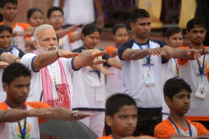 Bilder von vielen weiteren Massen-Yogaübungen in verschiedenen Teilen Indiens - etwa in Stadien und Schulen, auf einem Flugzeugträger, vor der Skyline Mumbais und der riesigen Büste der Hindu-Gottheit Shiva im südlichen Coimbatore - verbreiteten sich in den sozialen Medien.