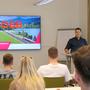 ÖBB-Standortleiter Daniel Lugger stellte den Schülergruppen das Berufsbild des Lokführers vor