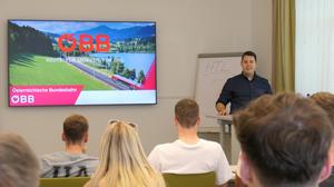 ÖBB-Standortleiter Daniel Lugger stellte den Schülergruppen das Berufsbild des Lokführers vor