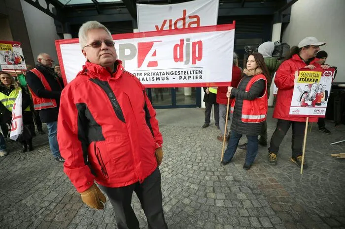 Eine Demonstration ihres Kampfeswillens hatte die Gewerkschaft vor der Sucht- und Drogenkoordination Wien Dienstagvormittag organisiert. An die 30 Personen ließen auf Transparenten wissen: "Sozialarbeit ist mehr wert", "Sechs Wochen Urlaub" und "35 Stunden sind genug". "Wer pflegende Angehörige hat weiß, wie schwer diese Arbeit ist", sagte der stellvertretende GPA-Bundesgeschäftsführer und Verhandlungsführer Reinhard Bödenauer.