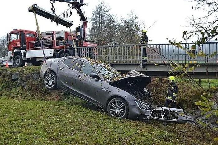 Ein Zivildiener kam aus ungeklärter Ursache mit seinem Auto von der regennassen Fahrbahn ab. Mehr dazu.
