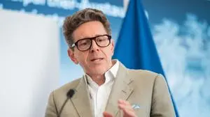 Präsident der Wirtschaftskammer Österreich Harald Mahrer am Donnerstag, 03. Juli 2025, im Rahmen eines Doorsteps vor der Sitzung zur Industriestrategie im Wirtschaftsministerium in Wien.