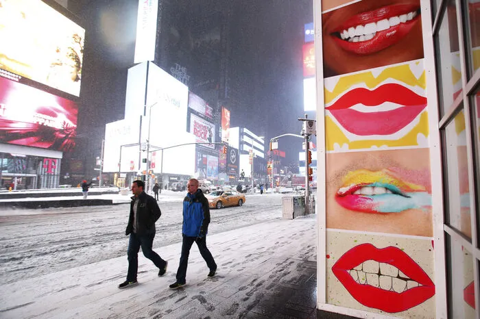 Für New York gab das Wetteramt eine Blizzard-Warnung heraus. Der New Yorker Bürgermeister Bill de Blasio rief für die 8,4-Millionen-Einwohner-Metropole den Notstand aus. 