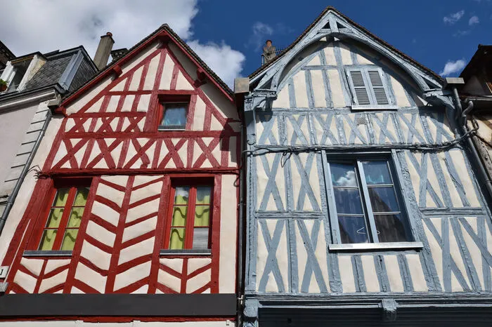 Auxerre besitzt eine riesige und malerische Altstadt mit verwinkelten Gassen und eindrucksvollen Fachwerkhäusern.