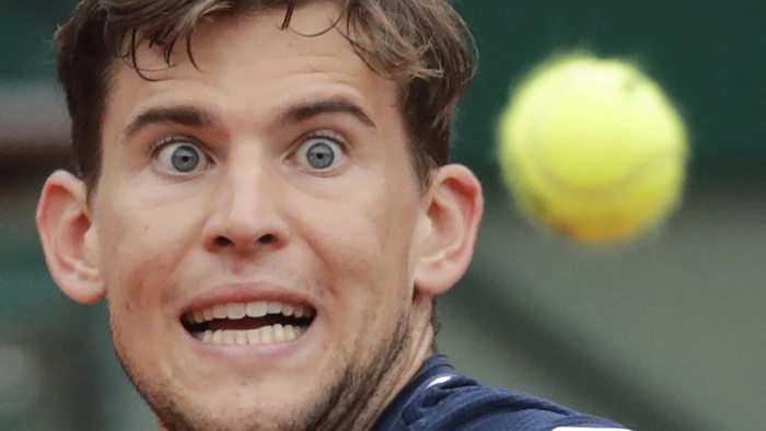 Dominic Thiem steht zum dritten Mal in Folge im Halbfinale der French Open in Paris - nach einem klaren Drei-Satz-Sieg über den Deutschen Alexander Zverev.