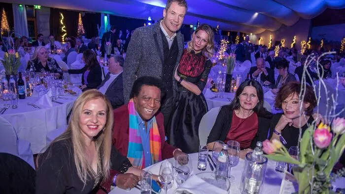 Roberto Blanco (mit seiner Frau Luzandra) ist Stammgast beim Nightrace: "Denn hier ist immer viel Schnee - und da sieht man mich gut." Ebenfalls mit am Tisch: Armin Assinger und seiner Sandra Schranz, Marion Mitterhammer mit Begleitung