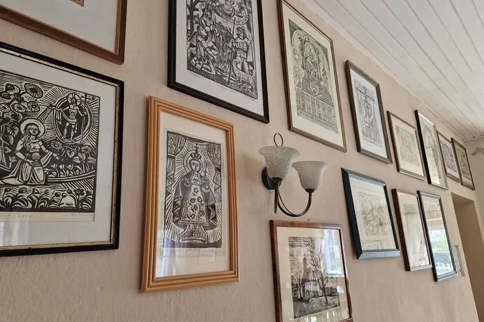 Im Gasthaus sind zeitgenössische Kunstwerke zu sehen