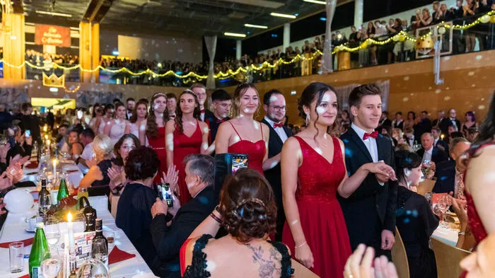 Echte Kerzen und eine Discokugel sorgten beim Ball der Bafep Mureck für ein royales Ambiente