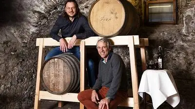 Josef Habich (links) und Harald Moshammer im Essigkeller