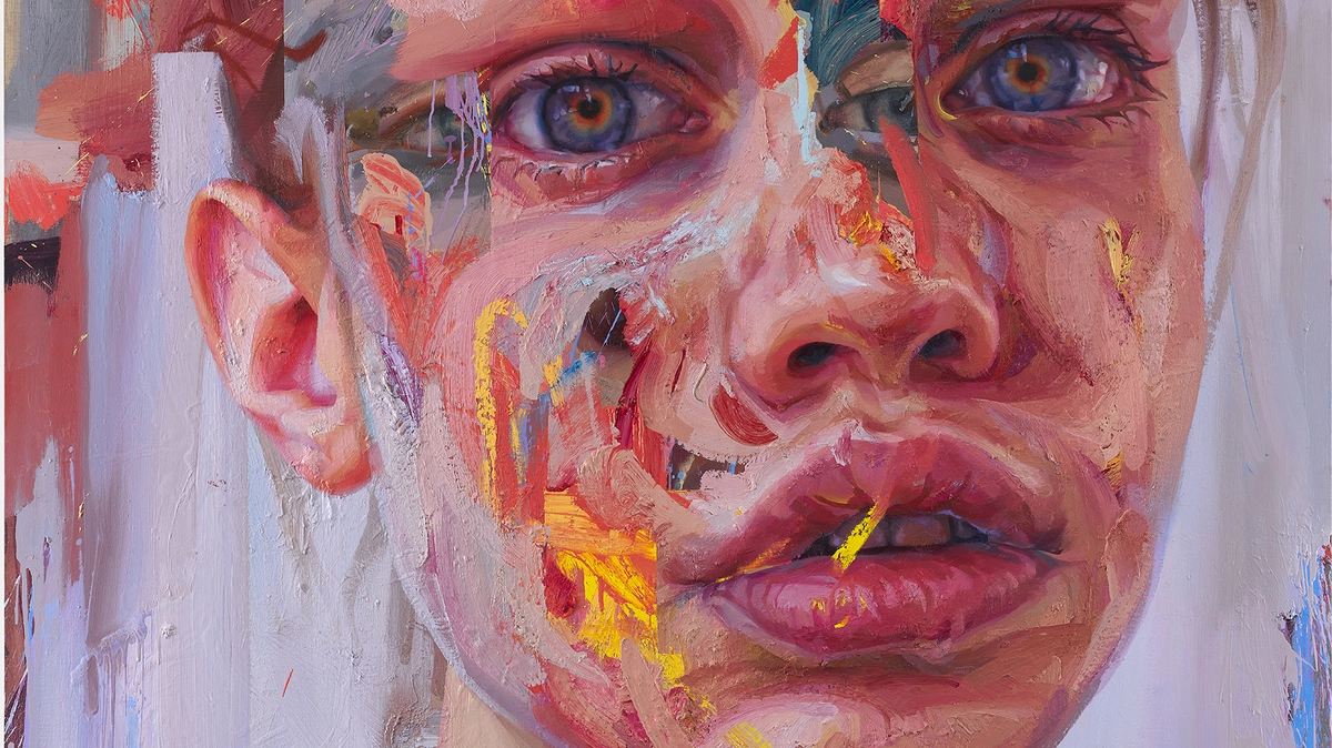 Das Gemälde von Jenny Saville zeigt das eindringliche Porträt einer jungen Frau, die den Betrachterinnen und Betrachtern frontal in die Augen blickt. Das Porträt geht an den Rändern vom Realismus in die Abstraktion über und trägt im Gesicht die Spuren eines pastosen Farbauftrags | Jenny Saville: „Gaze“, 2021–2024