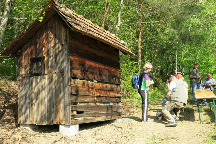 Die alte Bienenhütte mit Wanderern auf der Imkermeile