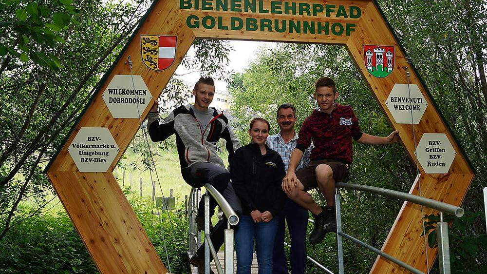 Piroutz mit den Schülern Wolfgang, Claudia und Michael 