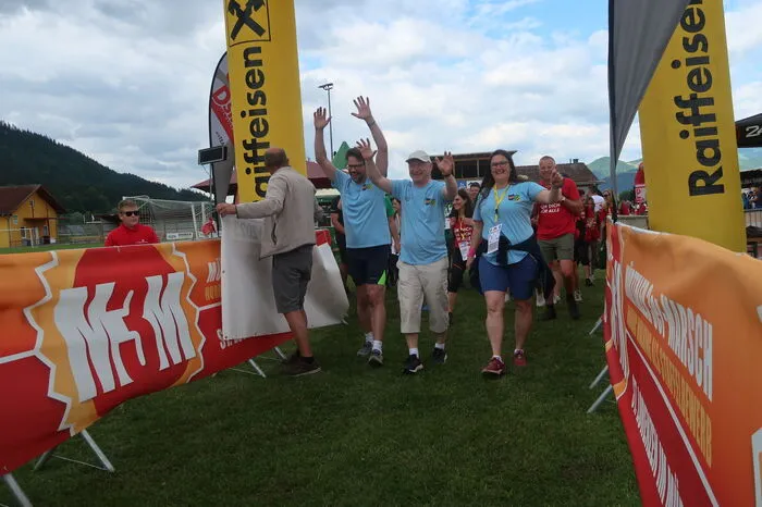 Firmen, Vereine und auch Polterrunden waren zahlreich vertreten und nahmen die 9,7 Kilometer in Angriff. Dafür dürfen sie maximal fünf Stunden benötigen. Klicken Sie sich durch die Galerie!