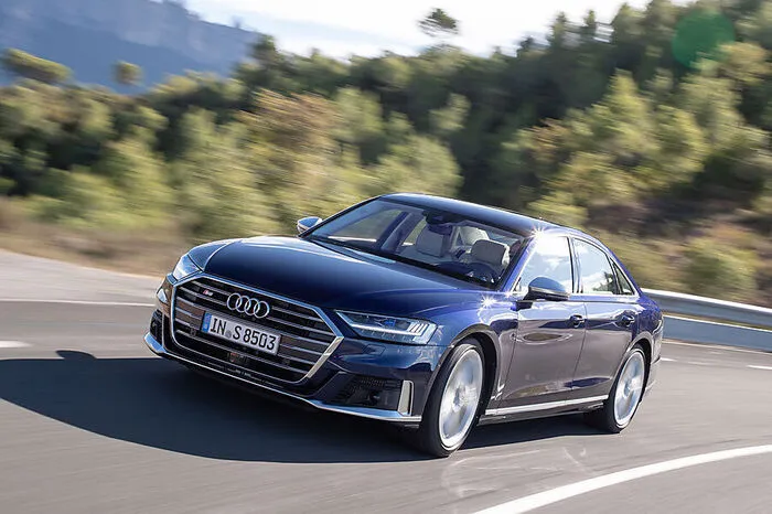 Wie schnell das 5,1 Meter lange Edelschiff für den Paradesprint von 0 auf 100 km/h braucht, verrät Audi zwar noch nicht. Die angegebene Höchstgeschwindigkeit von 250 km/h ist jedenfalls noch lange nicht das Maximum.