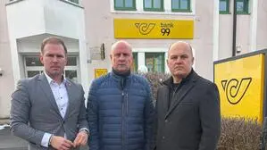 Landtagsabgeordneter Fabio Halb, Jennersdorfs Bürgermeister Reinhard Deutsch und Bundesrat Mario Trinkl übten Mitte Jänner Kritik am kolportierten Aus der Zustellbasis – nun ist die Schließung fix