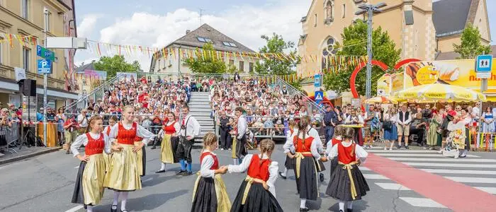 Trachtengruppe vor einer Freilufttribüne