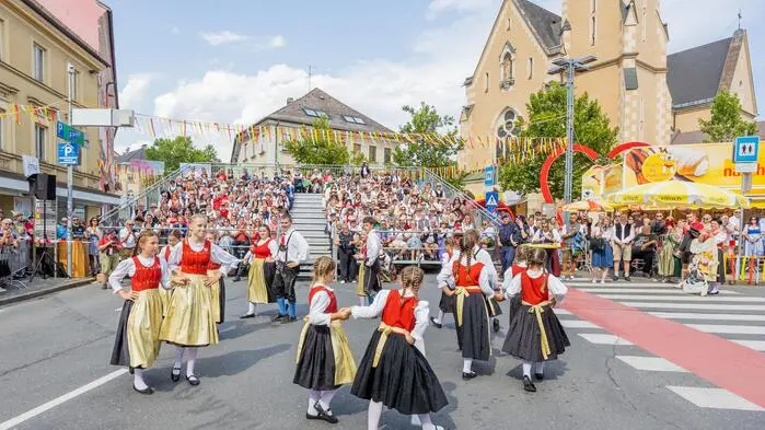 Trachtengruppe vor einer Freilufttribüne