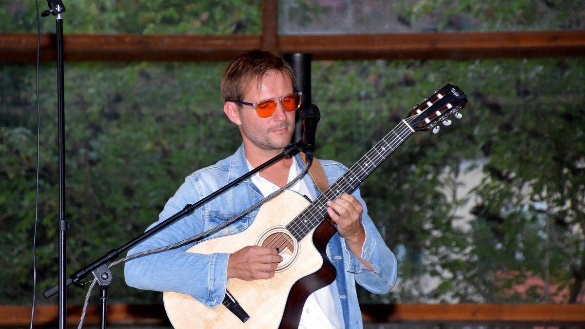 Gernot Unterweger bei seinem Konzert im Stadtpark Murau