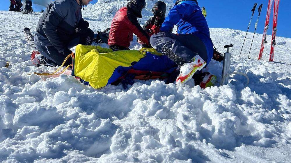 Die Bergretter versorgten die gestürzte Skitourengeherin und transportieren sie ab
