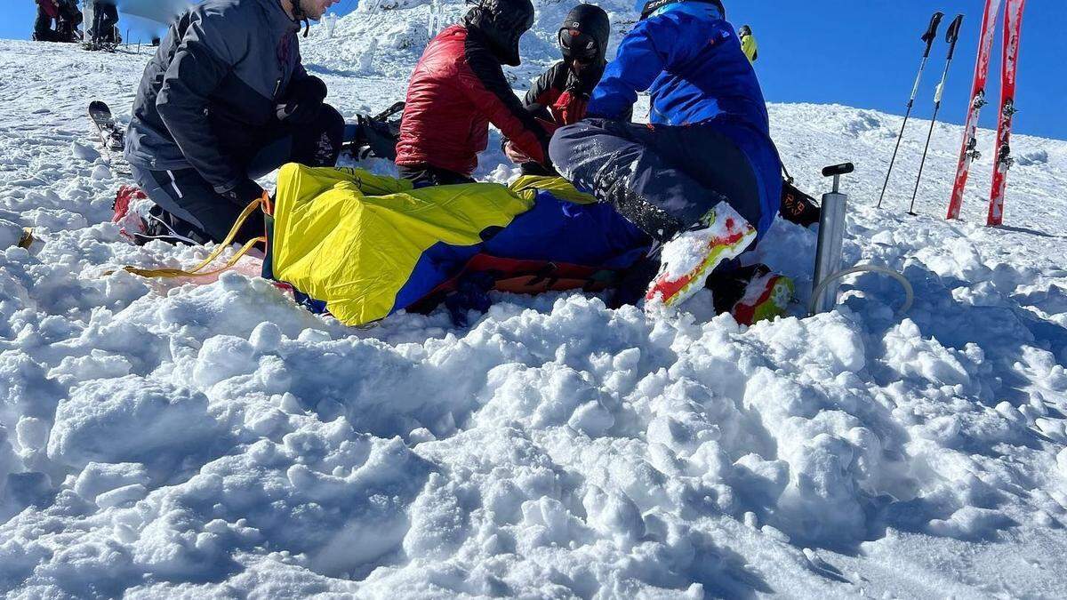 Die Bergretter versorgten die gestürzte Skitourengeherin und transportieren sie ab
