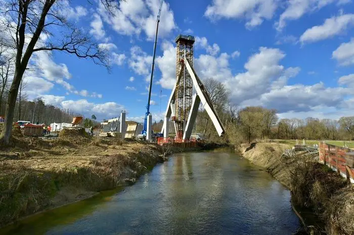 Klappbrücken werden vorgefertigt angeliefert,senkrecht montiert un zu einem Turm aus Beton zusammengefügt