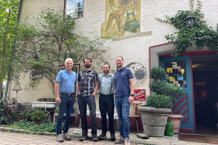 Der Weg führte Paul Hofer und Jason Stahl auch auf den Kleinsasserhof bei Spittal - im Bild mit Ludwig Gasser (rechts) und Adam Müller (links). Viele ihrer Vorfahren stammen aus der Gegend und mussten ihres protestantischen Glaubens wegen im 18. Jahrhundert fliehen.