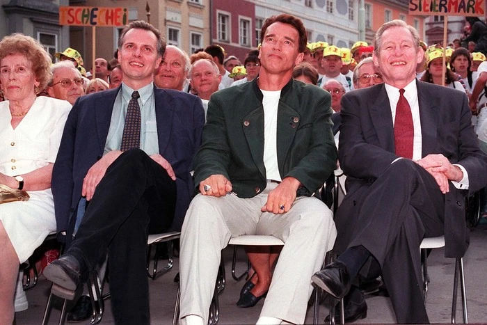 Landeshauptmann Josef Krainer (rechts) war es, der die Karriere des scharfzüngigen und intellektuell wendigen Politikers unterstützte und förderte. Im Bild mit Arnold Schwarzenegger