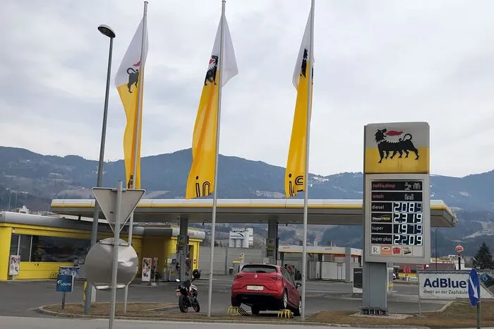 Den teuersten Sprit gab es zu diesem Zeitpunkt in der östlichsten Bezirksstadt Kärntens bei Eni am Autobahnzubringer Wolfsberg Süd: Ein Liter Benzin kostete an der Zapfsäule 1,979 Euro pro Liter, auf 2,089 Euro kletterte der Preis für einen Liter Diesel.