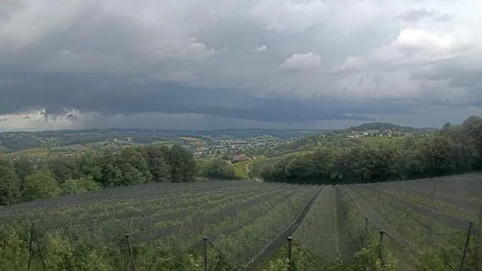 Das Gewitter zog nördlich an Gnas vorbei. Im Bild: Der Blick auf die Unwetterzelle aus Sicht vom Obsthof Haas im Süden von Gnas 