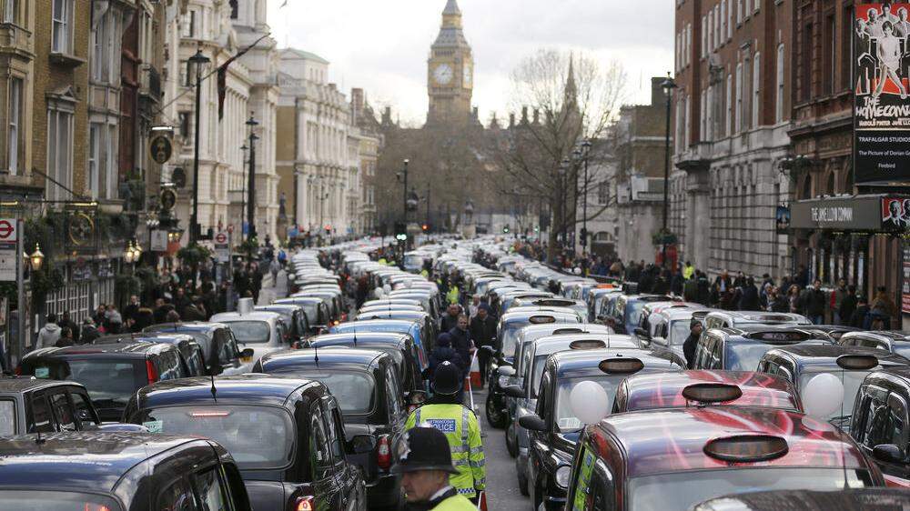 Proteste gegen Uber & Co.: In den letzten Jahren blockierten Taxis in London immer wieder die Straßen