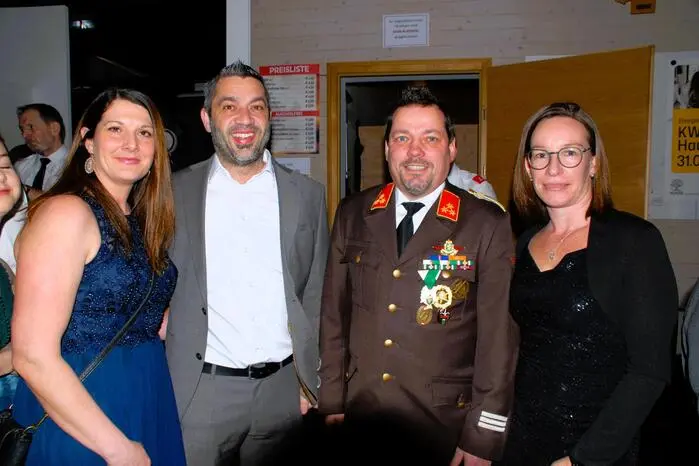 Auch Abordnungen der Feuerwehren aus der Region nahmen an der Veranstaltung teil. Der Ball erstreckte sich über verschiedene Räume in der Hügellandhalle und bot ein abwechslungsreiches Programm. 