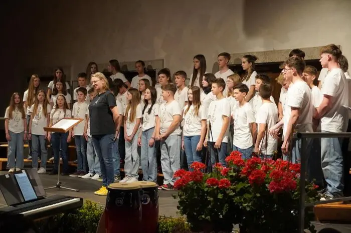 Michaela Hanser leitete den 3ab-Chor der Musikmittelschule Seeboden, der zum Geburtstag gratulierte