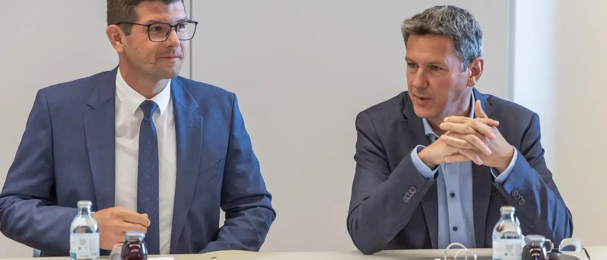 ABD0009_20251006 - KLAGENFURT - ÖSTERREICH: Landeshauptmann-Stellvertreter Martin Gruber (ÖVP) und Kärntens SPÖ-Chef Daniel Fellner am Montag, 6. Oktober 2025, im Rahmen der Regierungsklausur der Mitglieder der Kärntner Landesregierung in Klagenfurt. - FOTO: APA/WOLFGANG JANNACH