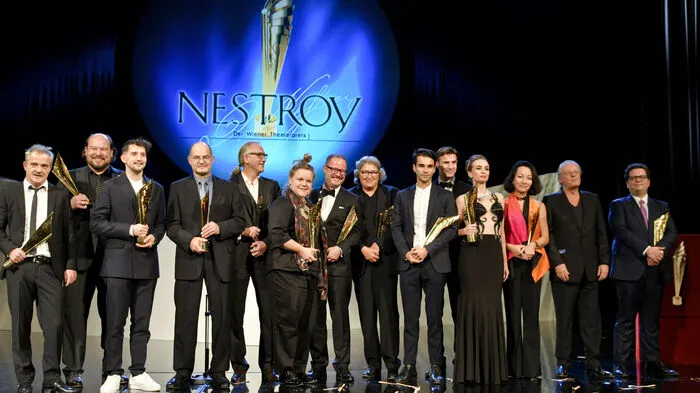 Die heimische Theaterszene hat Montagabend zum 17. Mal ihre "Oscars" vergeben. Präsentiert wurde die Gala, die im Ronacher über die Bühne ging, von den beiden Schauspielern Markus Meyer und Steffi Krautz.