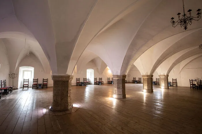 Die große gotische Halle zählt mit ihren rund 200 Quadratmetern zu den größten Kärntens. Hier finden unter anderem Tanzabende und Feierlichkeiten, wie Hochzeiten, statt.