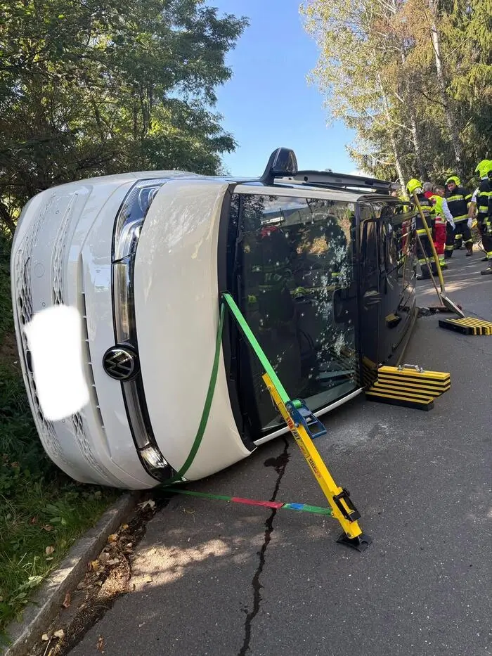 Die verunfallte Person musste aus dem Auto befreit werden