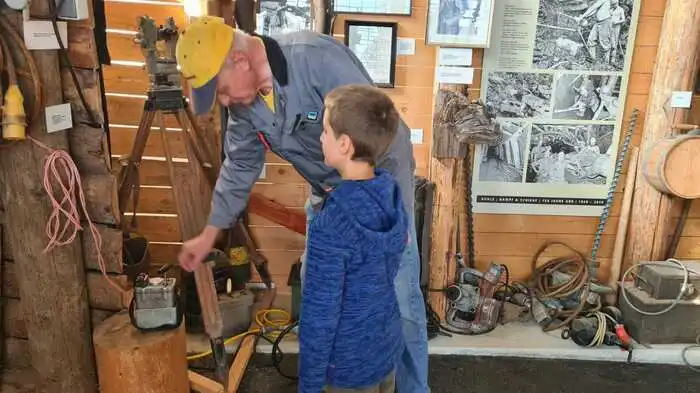 Franz Borstner und sein Enkel Tobias führen in dieser Fotoserie durch das Museum.
