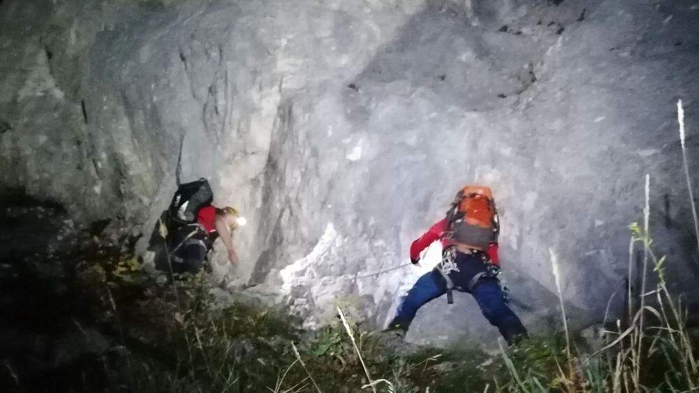 Bei völliger Dunkelheit konnten die Bergretter den 70-Jährigen aus unwegsamem Gelände retten