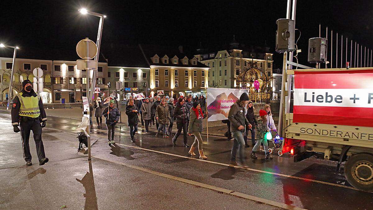 Abmarsch zum Corona-Spaziergang in Bruck am Montagabend