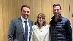 Der neue Vorstand der Wolfsberger Werbegemeinschaft. Zwei Herren mit dunklen Haaren nehmen Christina Kulterer, die helles Haar und einen hellen Mantel trägt, in die Mitte | Siegfried Schüßler, Christina Kulterer und Anton Meyer (von links)